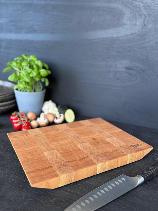 „Rhöner Kontrast“ – Hirnholzbrett in Eiche & Kirsche (30x27)