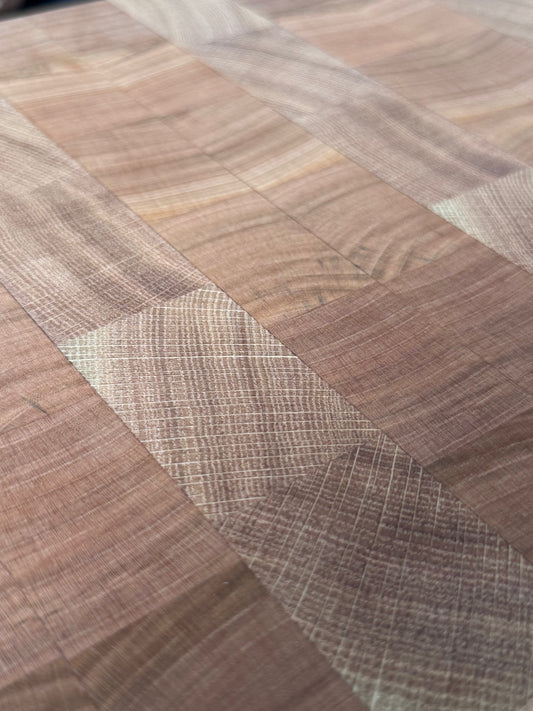 „Rhöner Kontrast“ – Hirnholzbrett in Eiche & Kirsche (30x27)