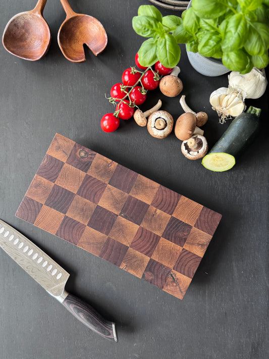 „Zweiklang“ – Hirnholzbrett Akazie-Eiche (32x16)