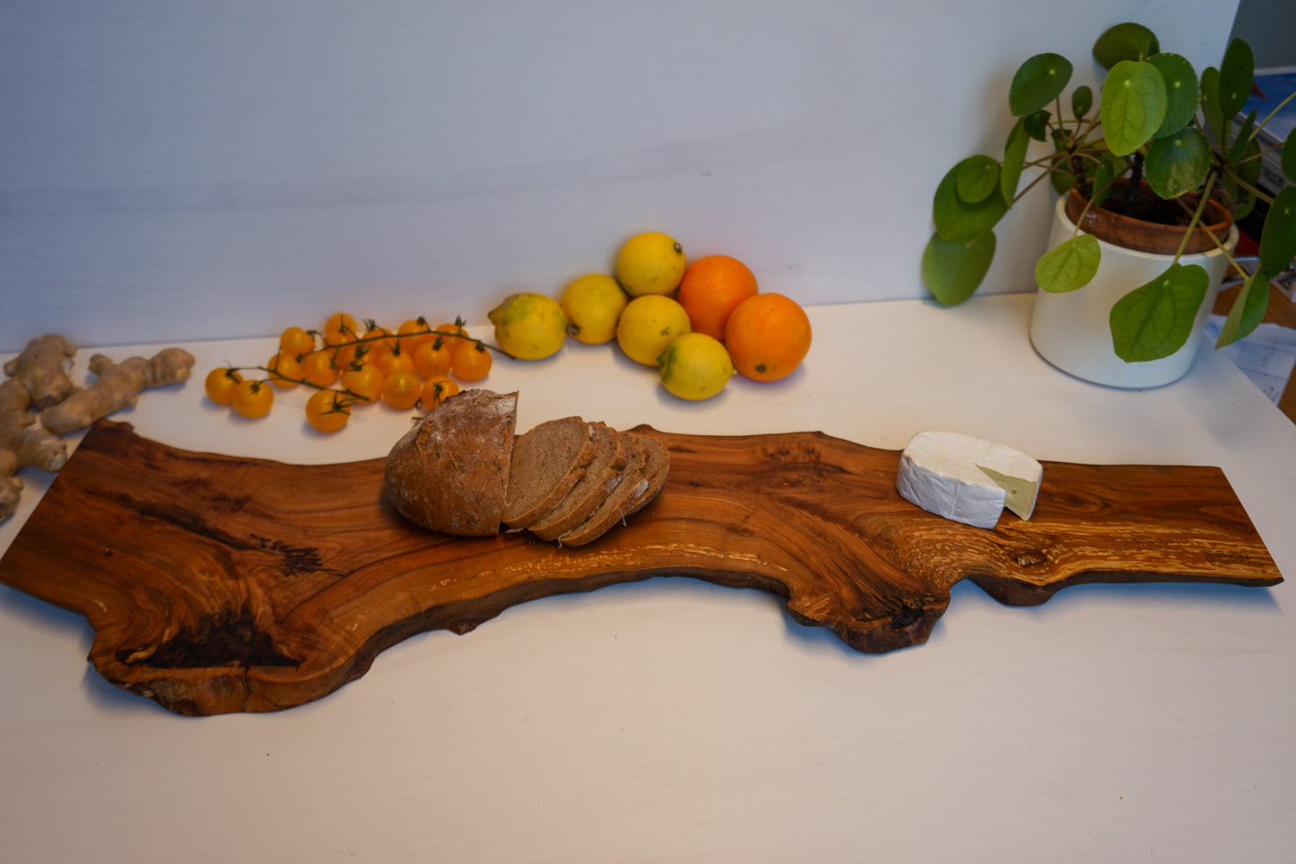 Anrichtebrett aus Rhöner Apfelholz – Unikat für Käseplatten