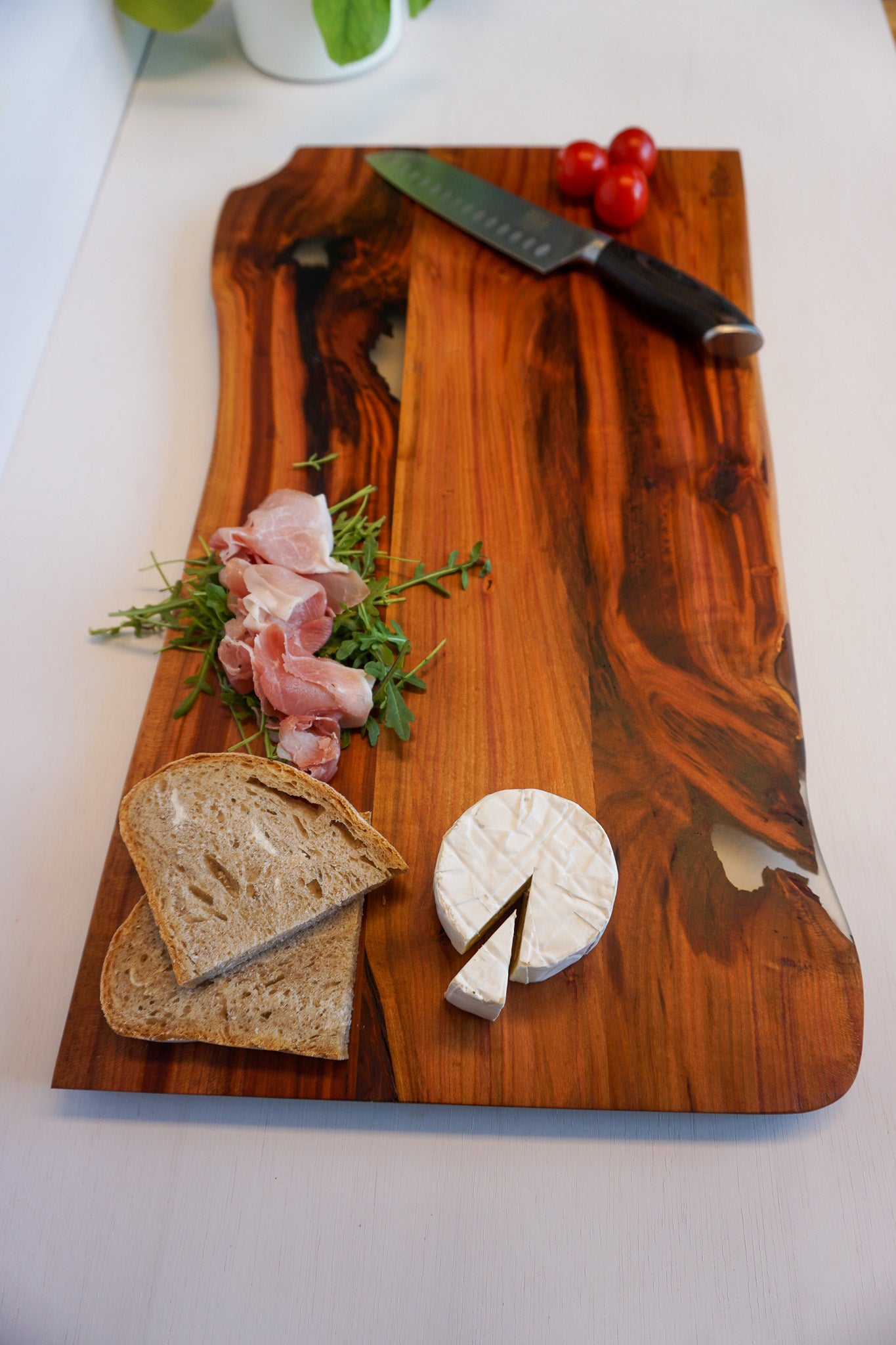 Schneide- &amp; Servierbrett aus Pflaume – Unikat mit Epoxidharz