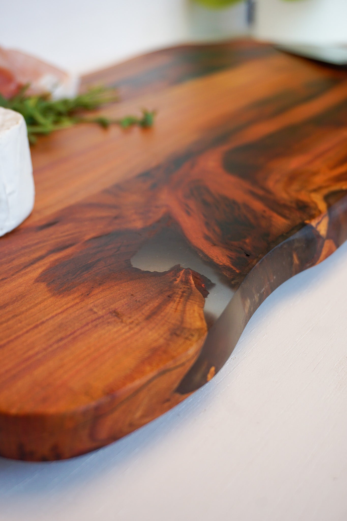 Schneide- &amp; Servierbrett aus Pflaume – Unikat mit Epoxidharz