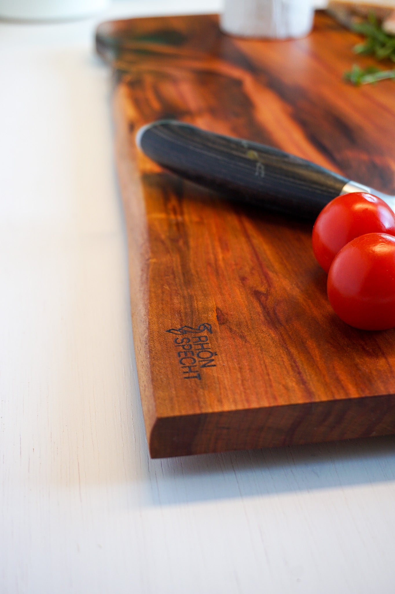 Schneide- &amp; Servierbrett aus Pflaume – Unikat mit Epoxidharz