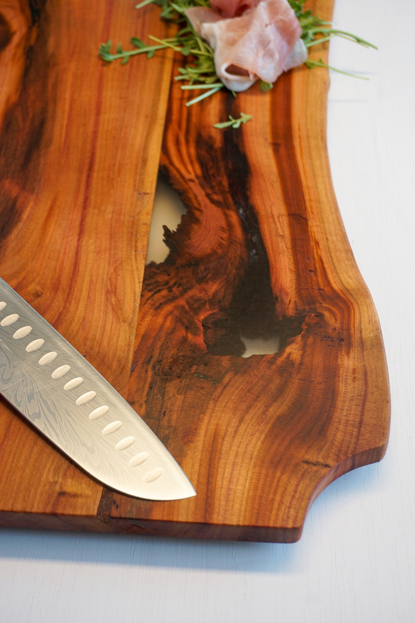 Schneide- &amp; Servierbrett aus Pflaume – Unikat mit Epoxidharz