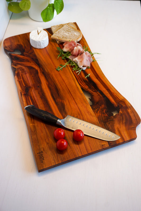 Schneide- &amp; Servierbrett aus Pflaume – Unikat mit Epoxidharz